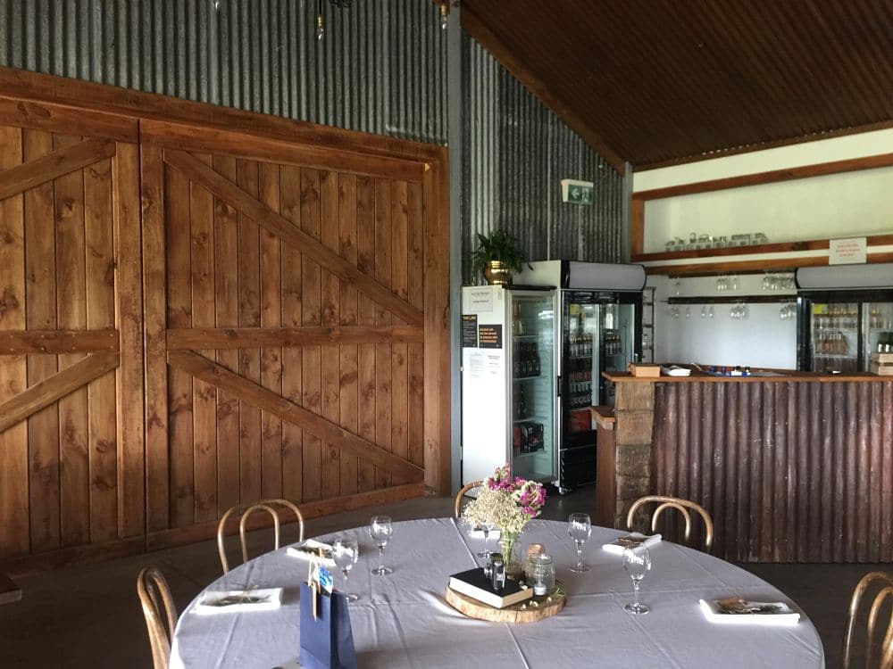 Broadlands Lodge - Bar next to the huge barn doors