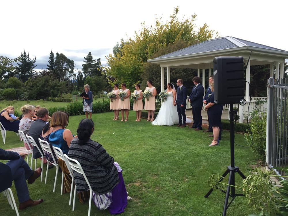 Broadlands Lodge - Wedding ceremony outdoors